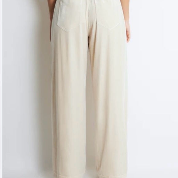 ROUCHA VAGA VELVET PANT
ECRU
NWT
Size B (medium) - Picture 3 of 6